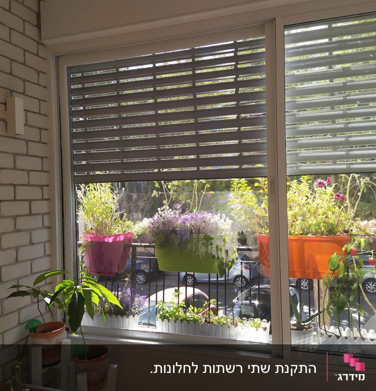 תריסי אלומיניום אפורים על חלון זכוכית
